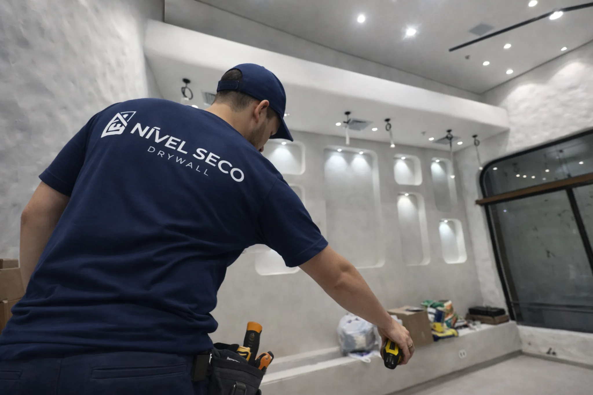 Técnico Nível Seco em obra de acabamento premium